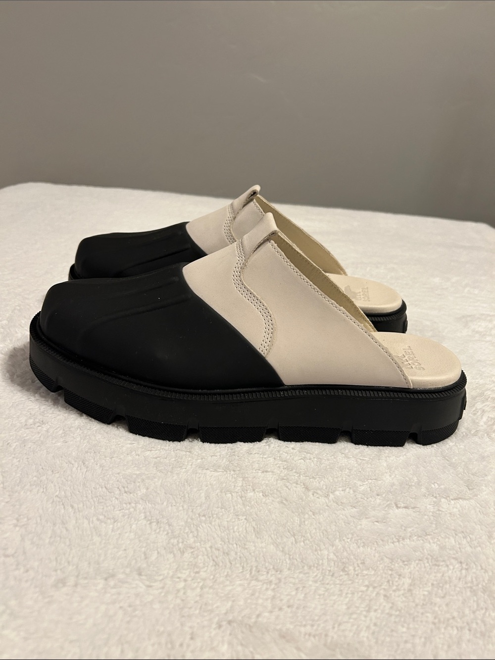 Sorel Rein CB Women Slip-On Clog Chalk/black Color. Lightweight EVA footbed. - Picture 3 of 11
